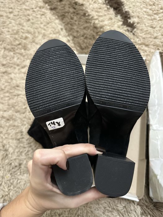 Продам зимові натуральні замшеві чоботи.