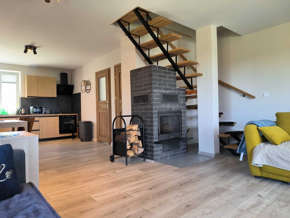 Domek letniskowy nad jeziorem Dadaj, linia brzegowa, pomost, łódki