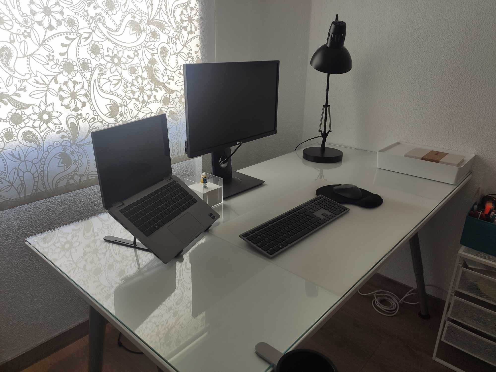Mesa/secretária com tampo de vidro e altura dos pés ajustáveis