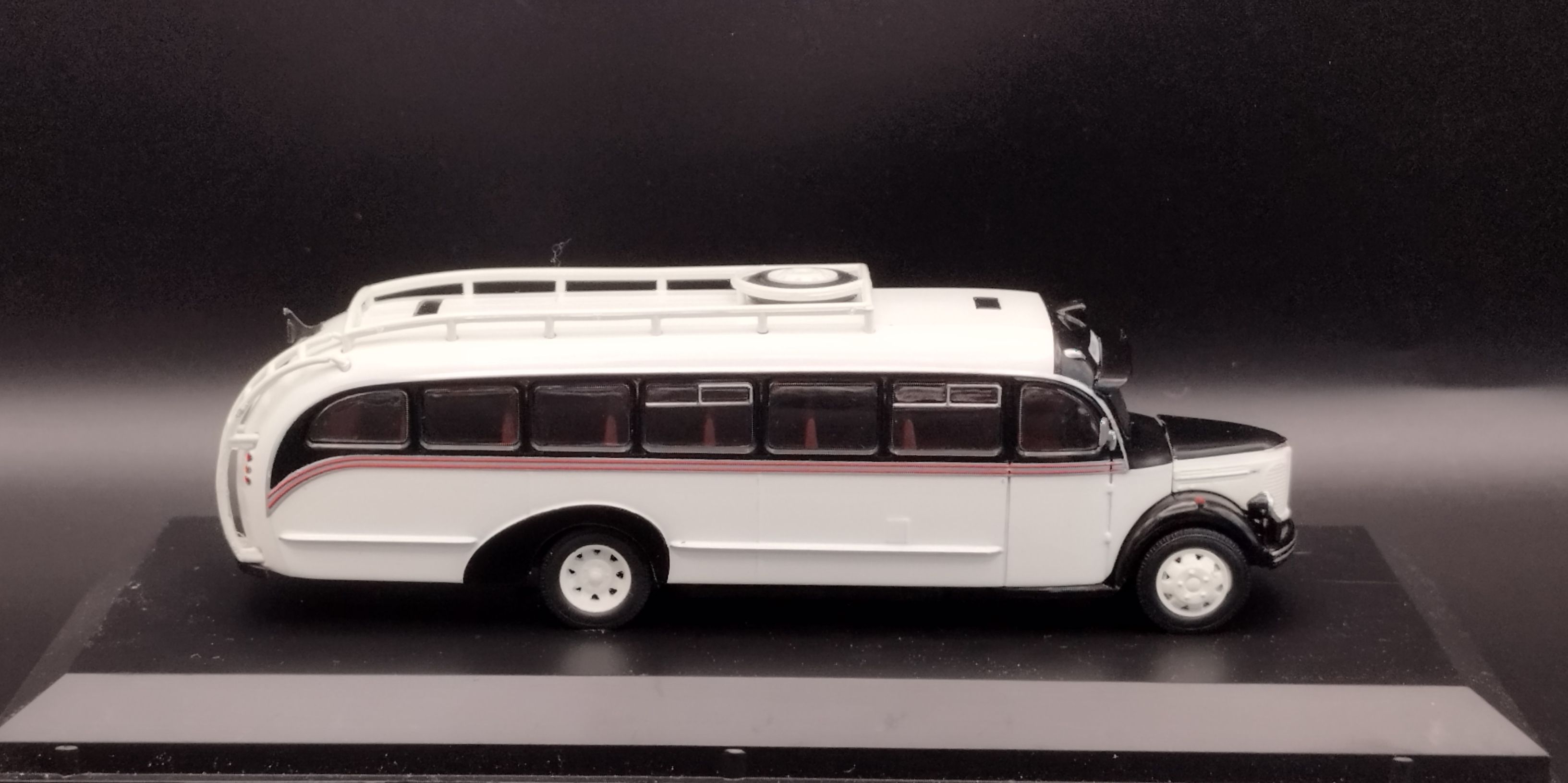 1:72 Atlas BUS REO Speedwagon  model nowy