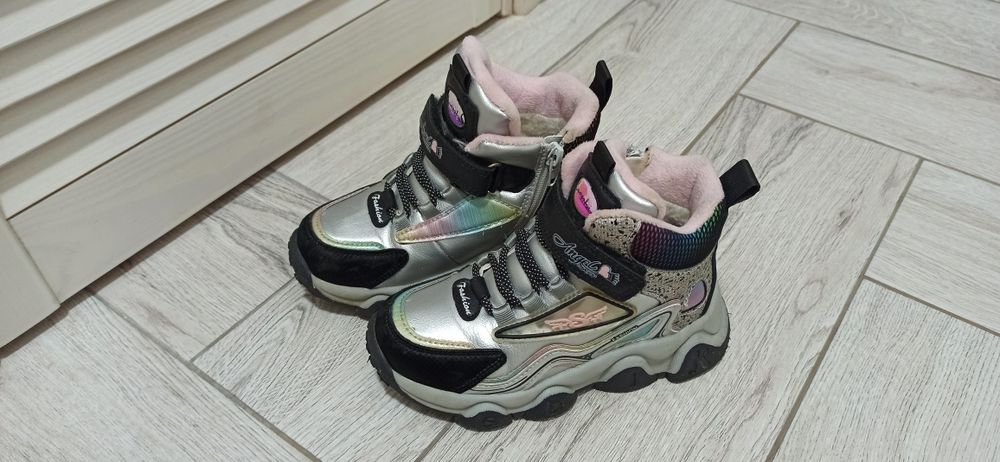 Зимові ботиночки на дівчинку.