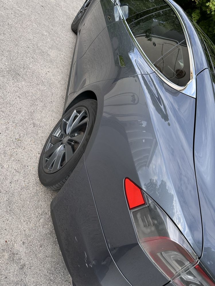Продам Tesla Model S в отличном состоянии