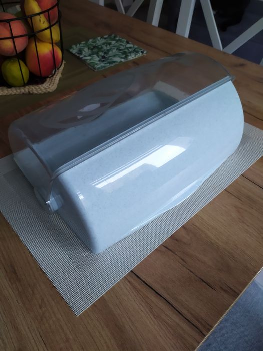 Chlebak - pojemnik na pieczywo.