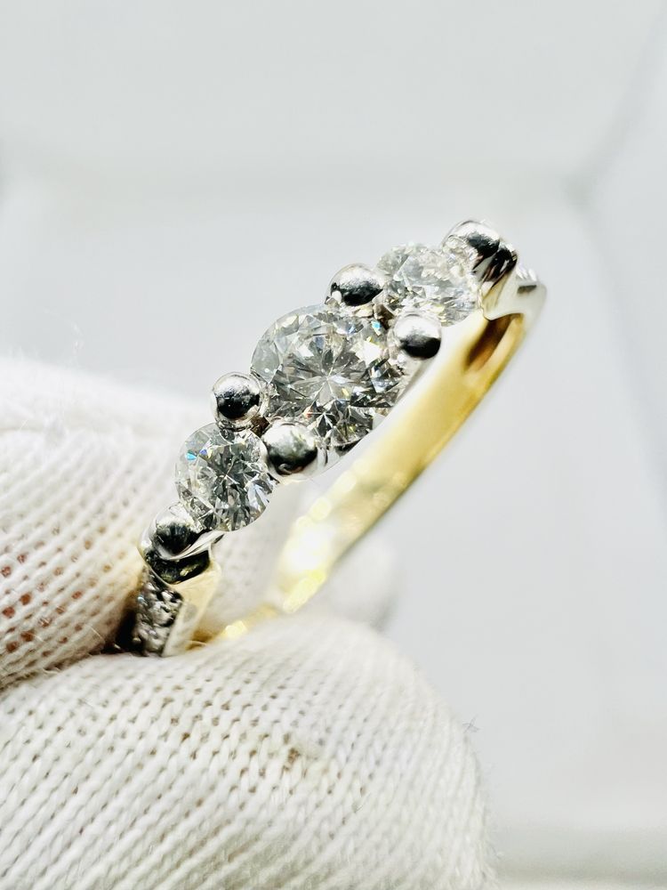 Золота каблучка 585 проби з натуральними діамантами 0.33 карат.