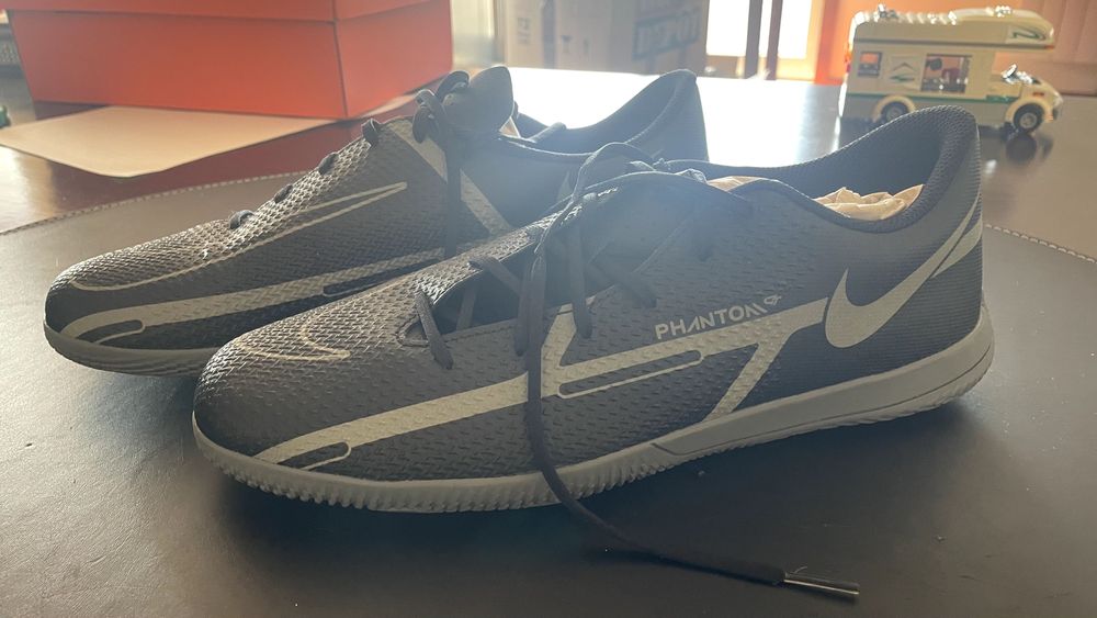 Chuteira de Futsal - Nike Phantom GT2 Club IC Indoor Court  (Novas)