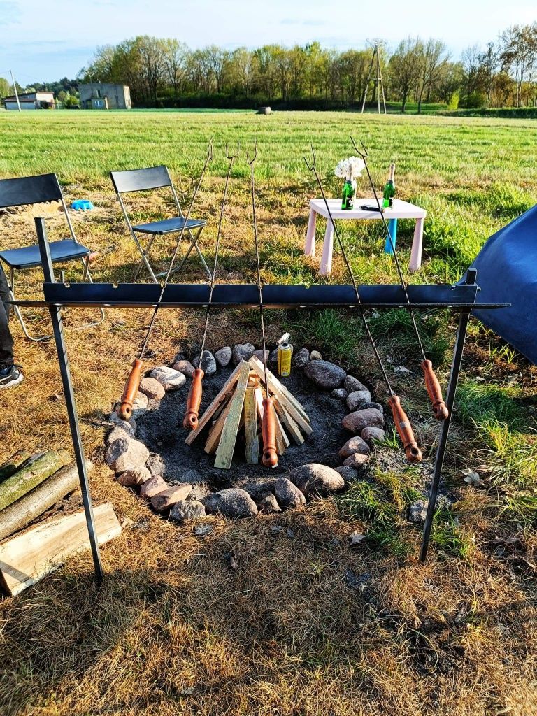 Stojak na kije do ogniska