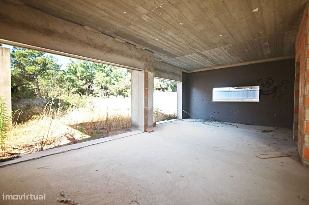 Terreno com moradia T3 (construção parada)