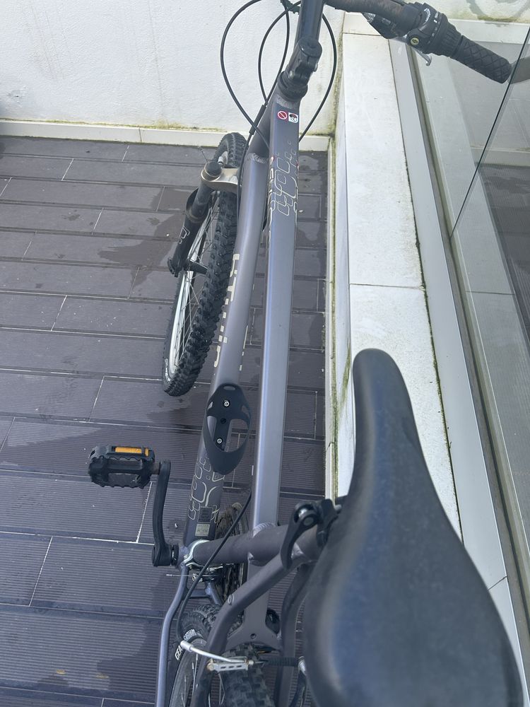 Bicicleta b’twin cinza