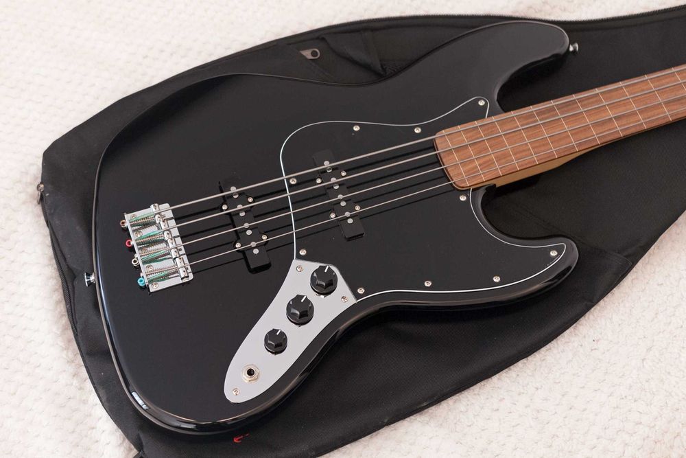 Fender/Squier Jazz Bass Fretless + Saco Fender