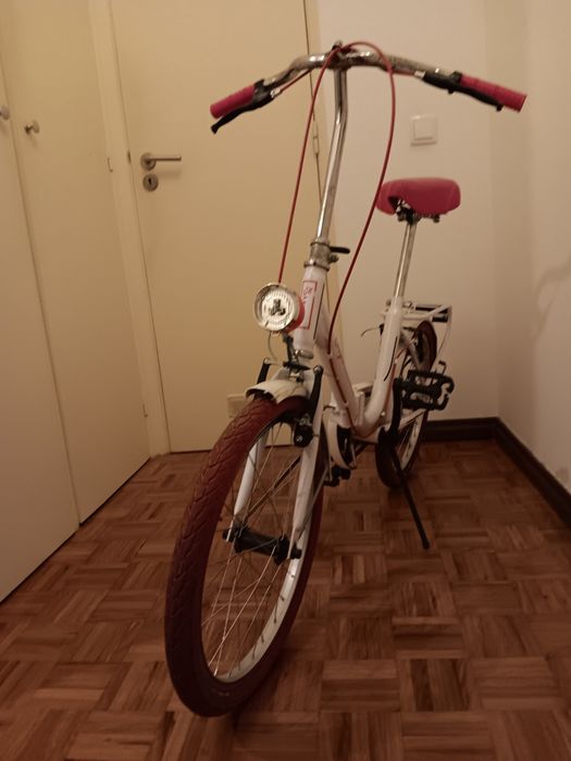 Bicicleta desdobrável. Com farol frente e trás