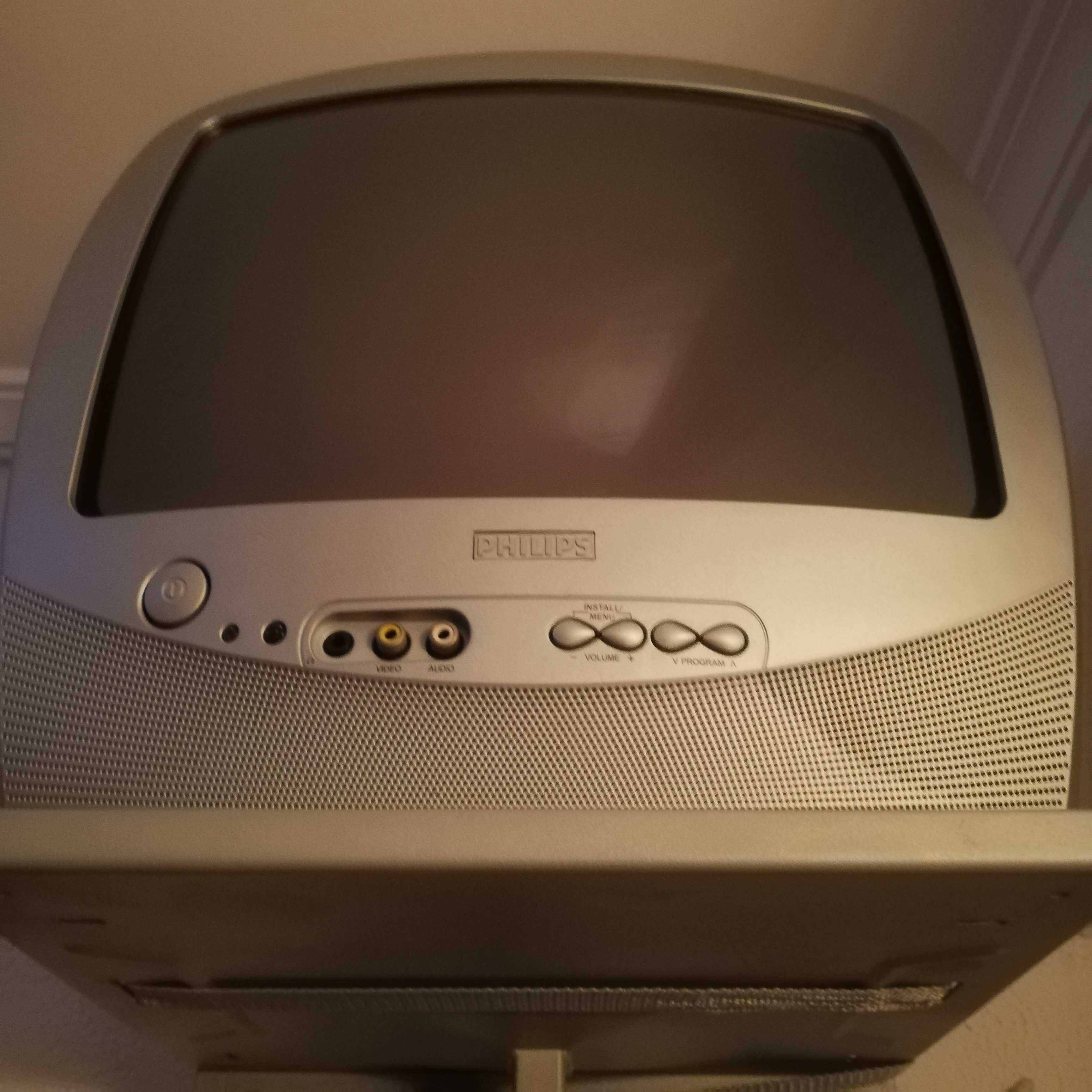 Tv Philips pequena com oferta de suporte