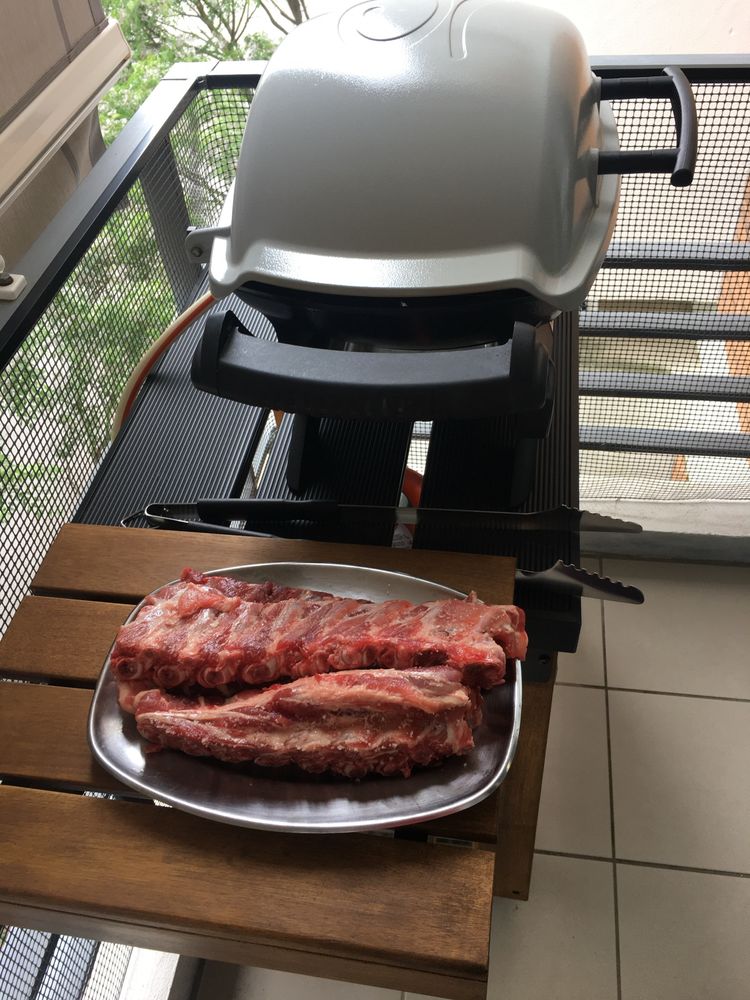 Churrasqueira WEBER gás + móvel de apoio.