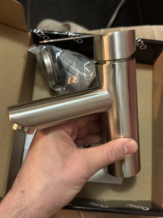 Новый Смеситель для умывальника нержавейка