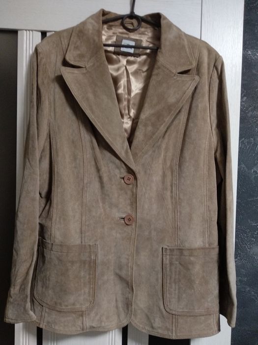 Замшевый пиджак бежевого цвета