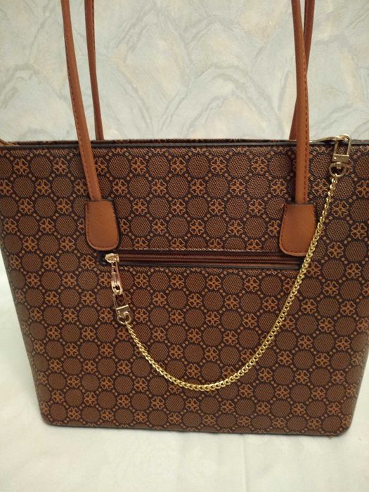 Сумка жіноча на блискавці.