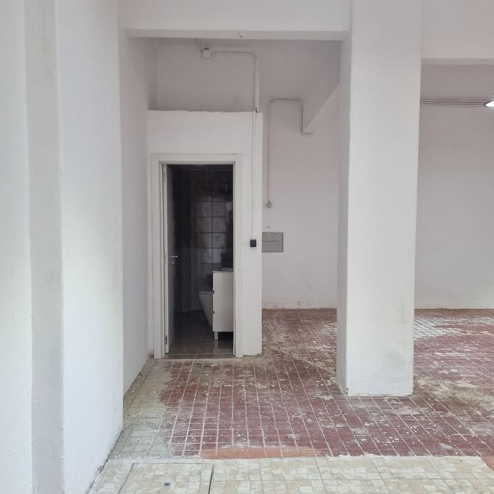 Armazém Feijó- 240m2 com 4 portões e 2 portas de vidro