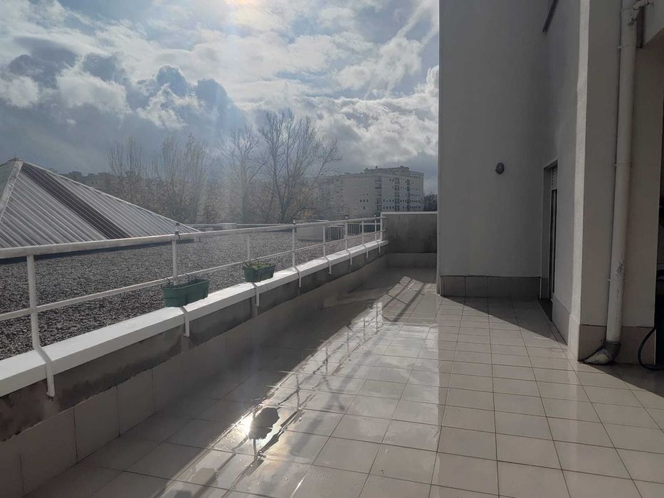 T2 - Grande Terraço, Excelente Luz Natural e Garagem Box – 93 m2