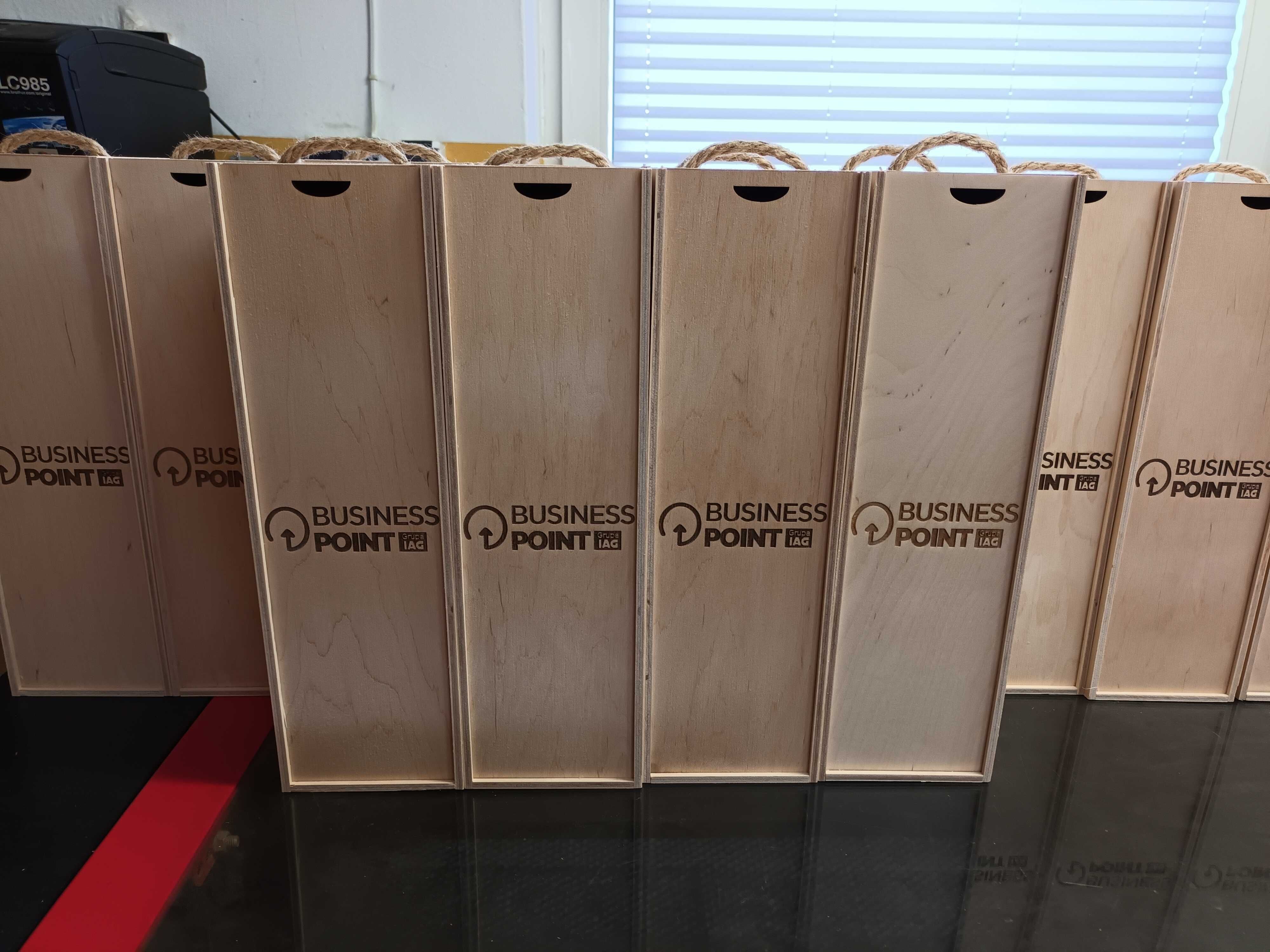 Skrzynka na alkohol wino pudełko drewniane Grawer LOGO Producent FV