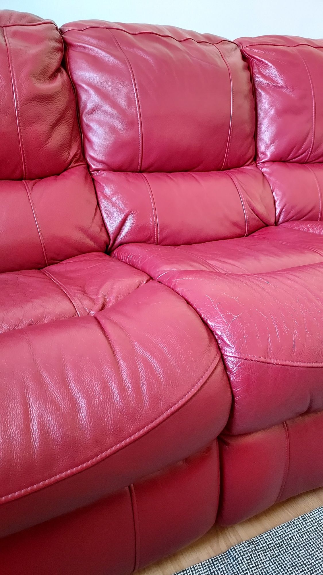 3-osobowa sofa skórzana z funkcją relaksu – rozkładane podnóżki