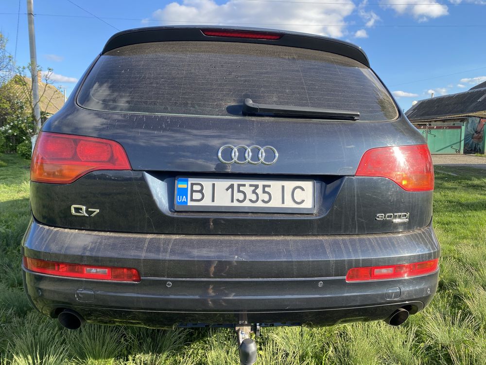 авто Audi q7 Quattro.