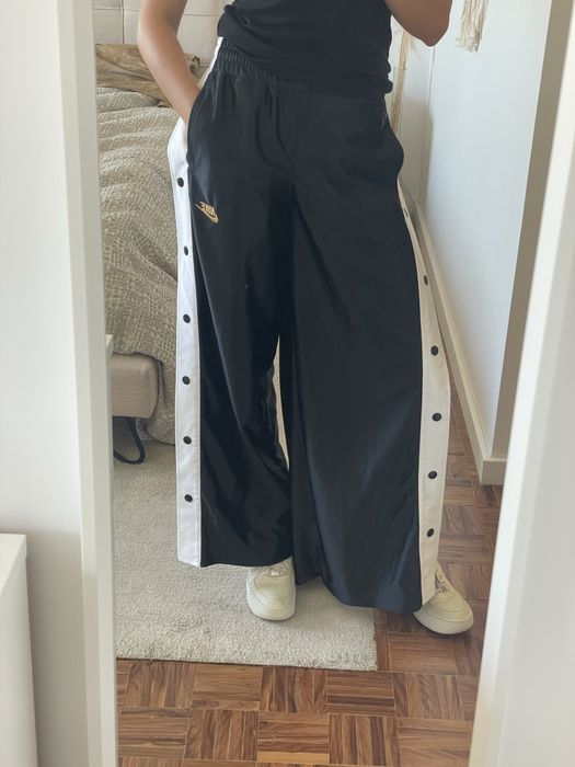 Calças Nike pretas com botões