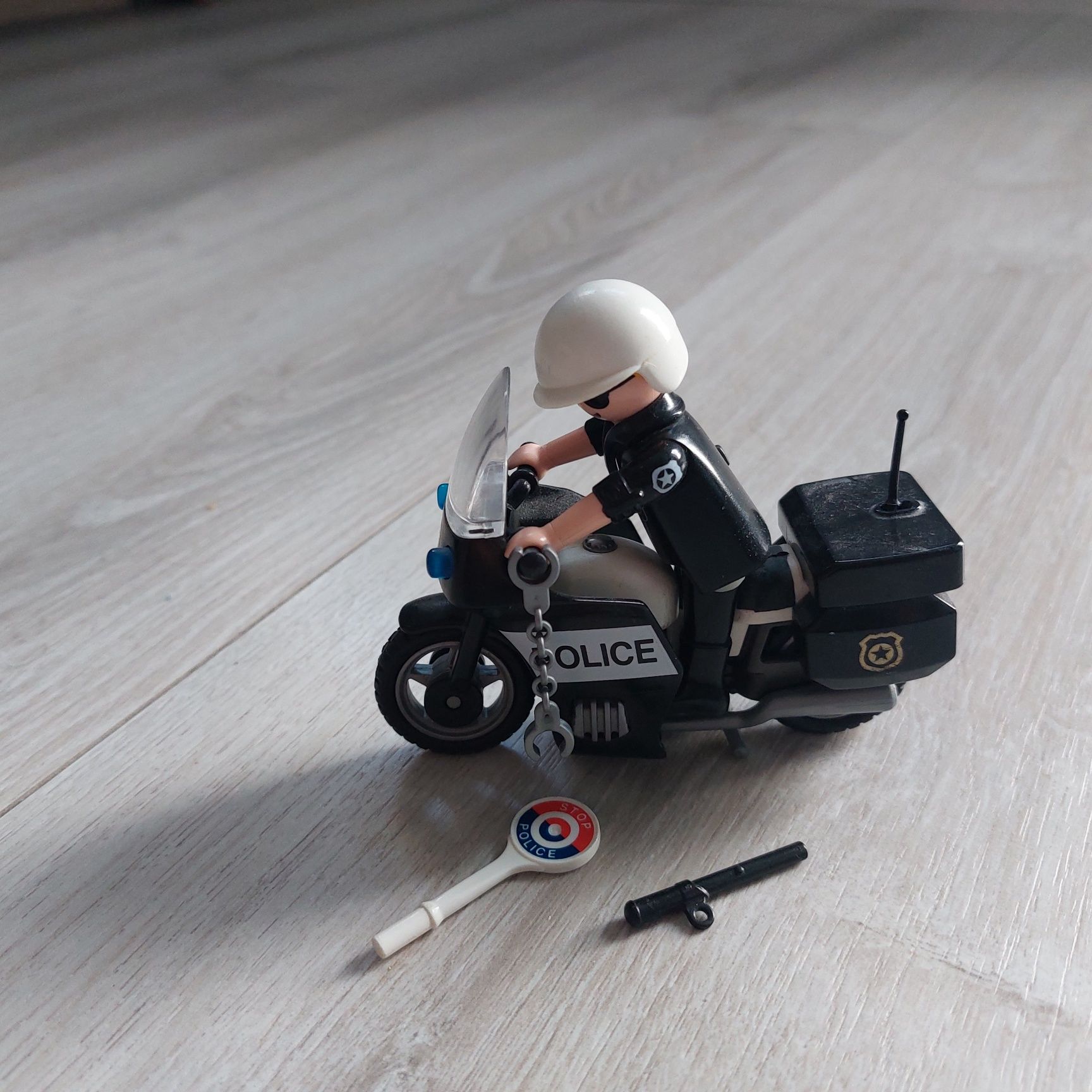 Playmobile policjant na motorze