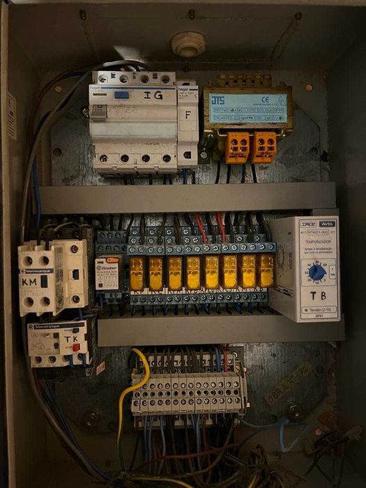 Caixa (monta pratos) com motor elétrico e caixa elétrica completa