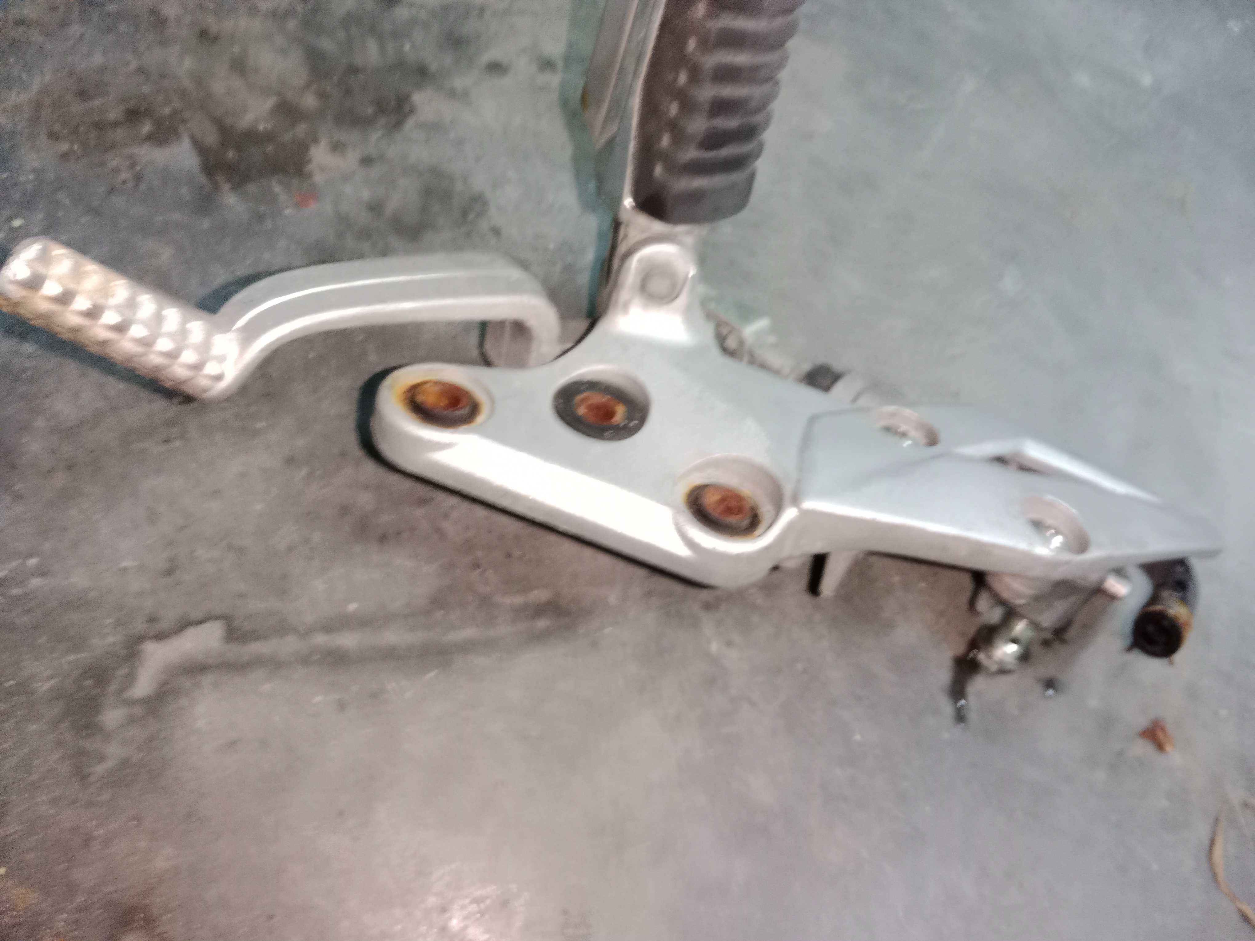 suzuki gsr750 gsr 750 set prawy kierowcy podnóżek pompa hamulca