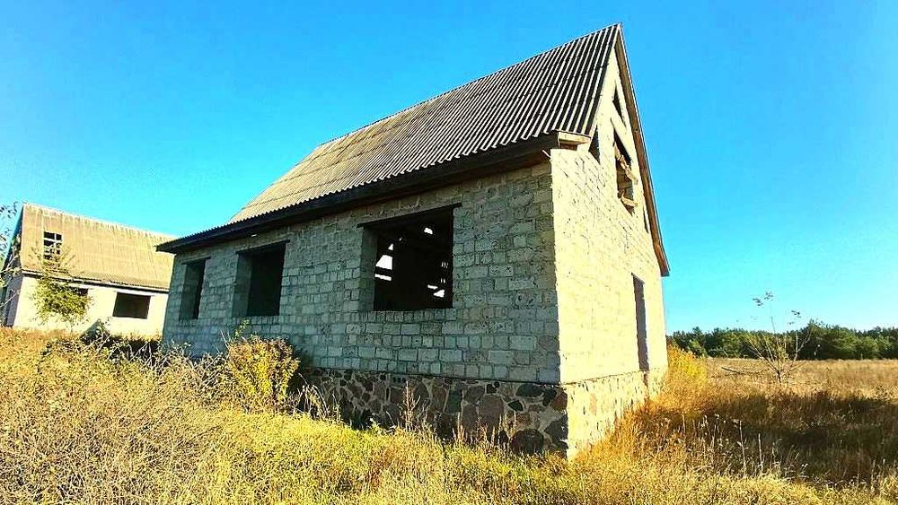 Продам коробку та 16сот.землі в с.Зурівка.Тихе місце.Від Києва 47км.