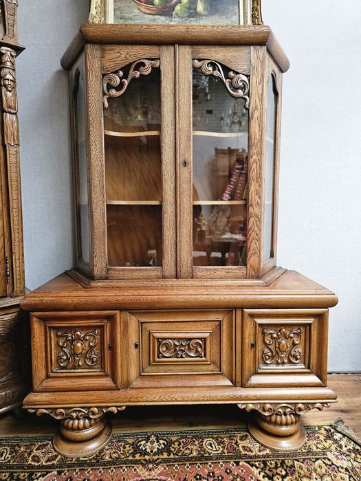 Rzeźbiona witryna serwantka na kulistych nogach #883 Stylowy Węgrów