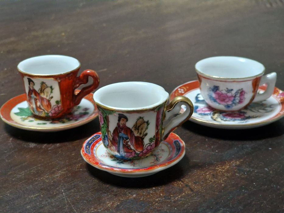 Chávenas  miniaturas com motivos florais " fabricado em Macau "