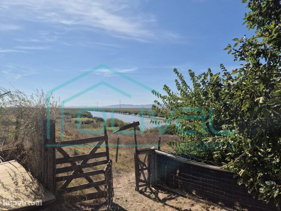 Terreno de gaveto no Porto Alto