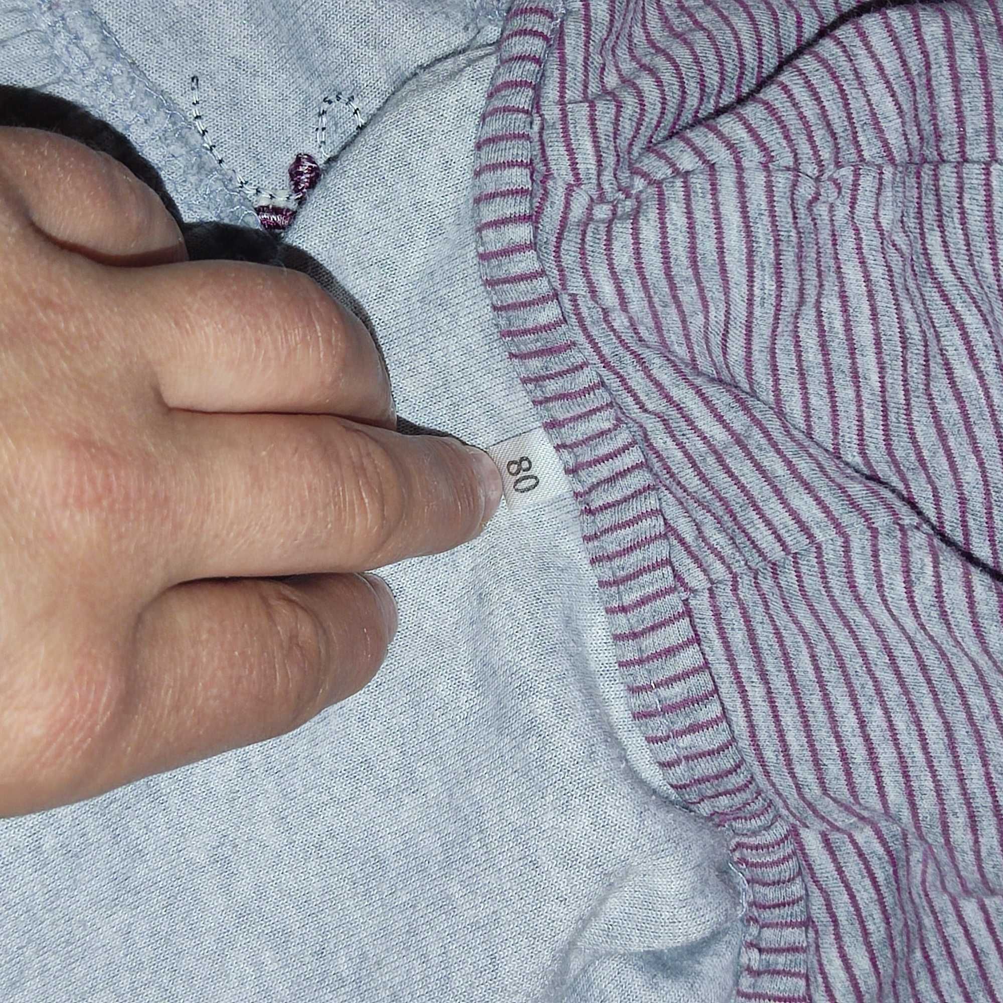 Bluza zapinana z kapturem rozmiar 80 cm.