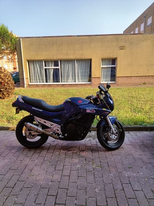 Suzuki 750f muito boa e econômica