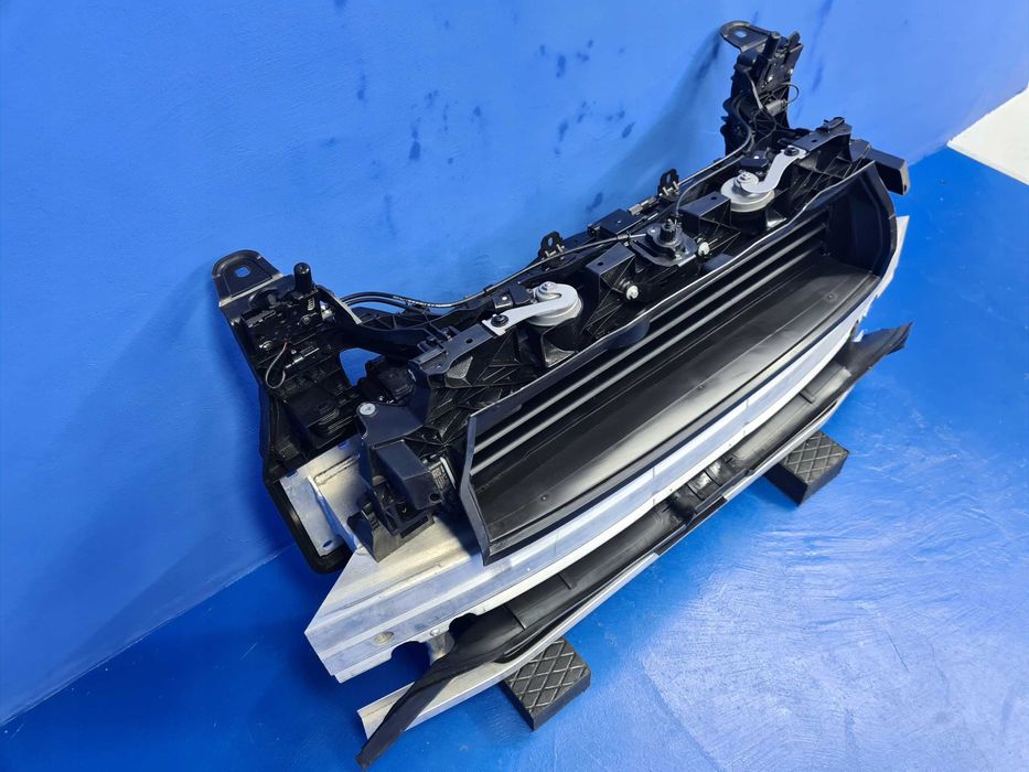 AUDI E-TRON 4KE Передня панель, телевізор