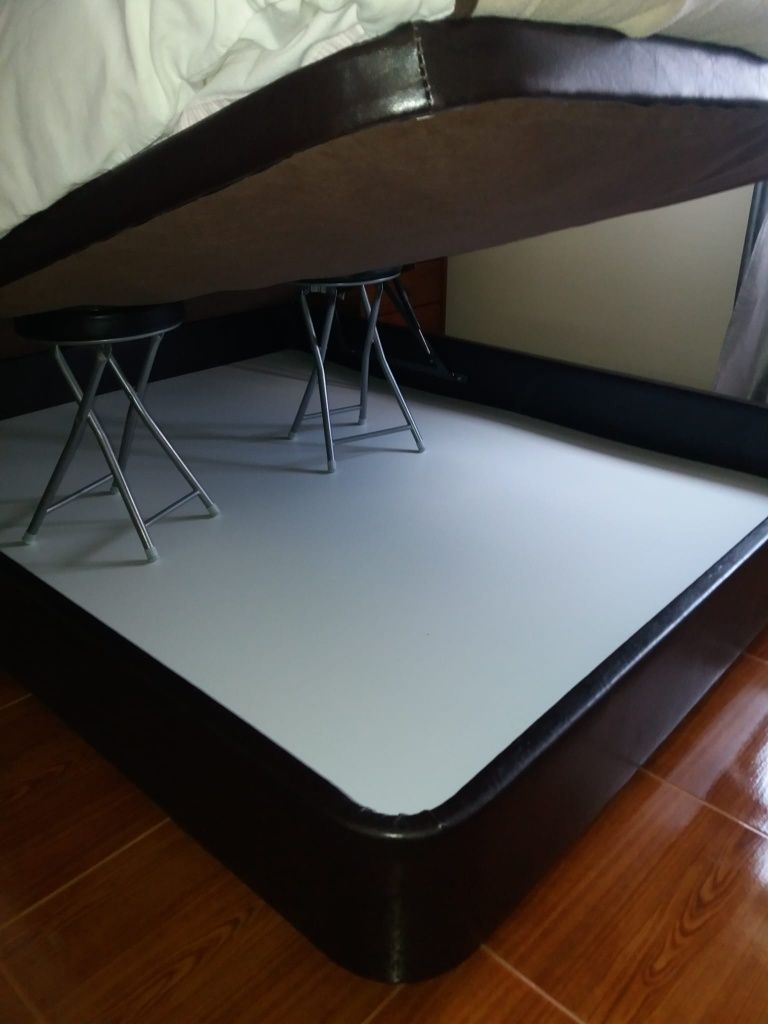 Quarto de casal - comoda, mesas de cabeceira e cama com colchão