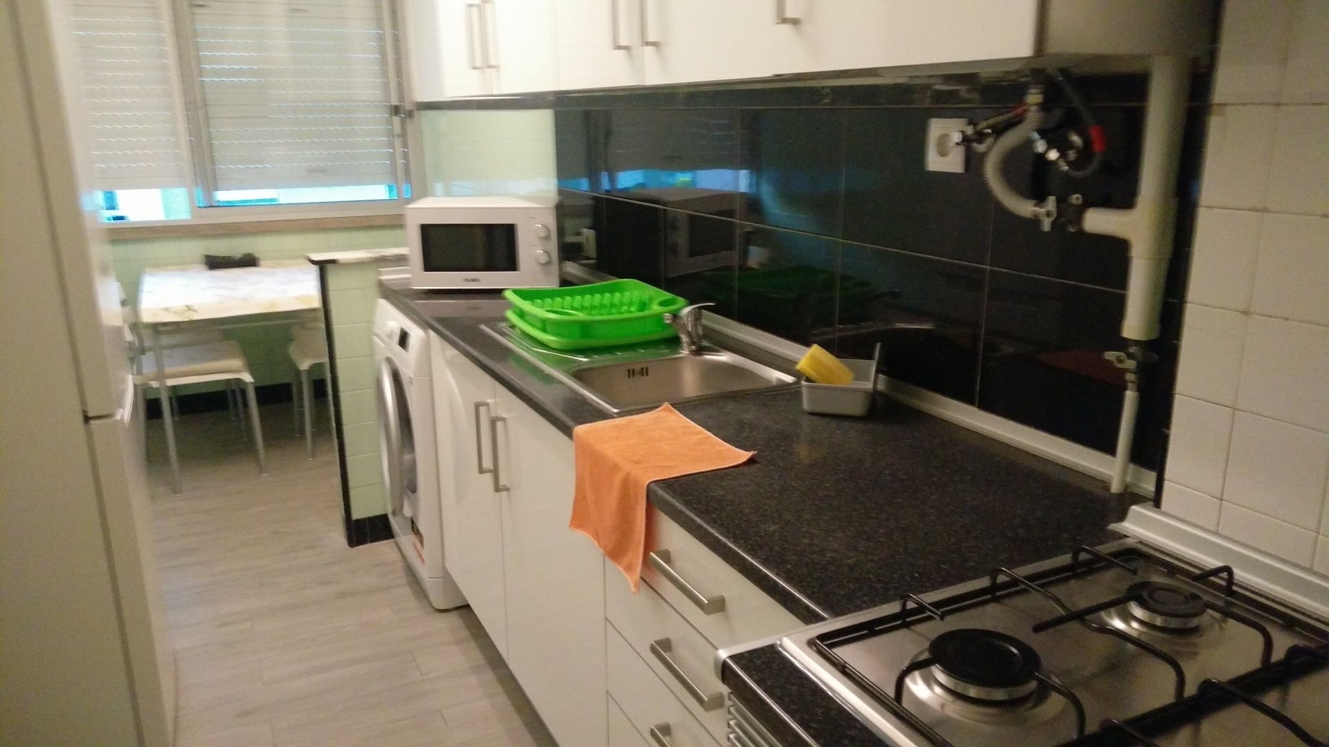 Amora, Quarto em casa Tranquila