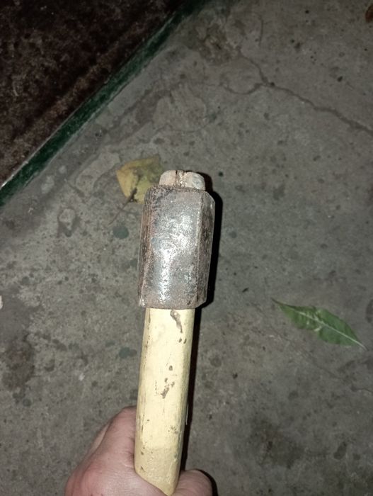 Сокира з ручкою бу