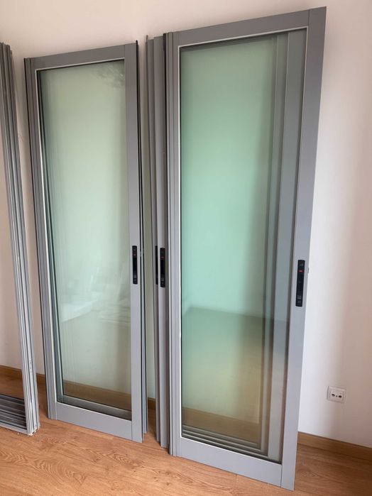 Porta/Janela de alumínio cinza claro com abertura de correr e aro