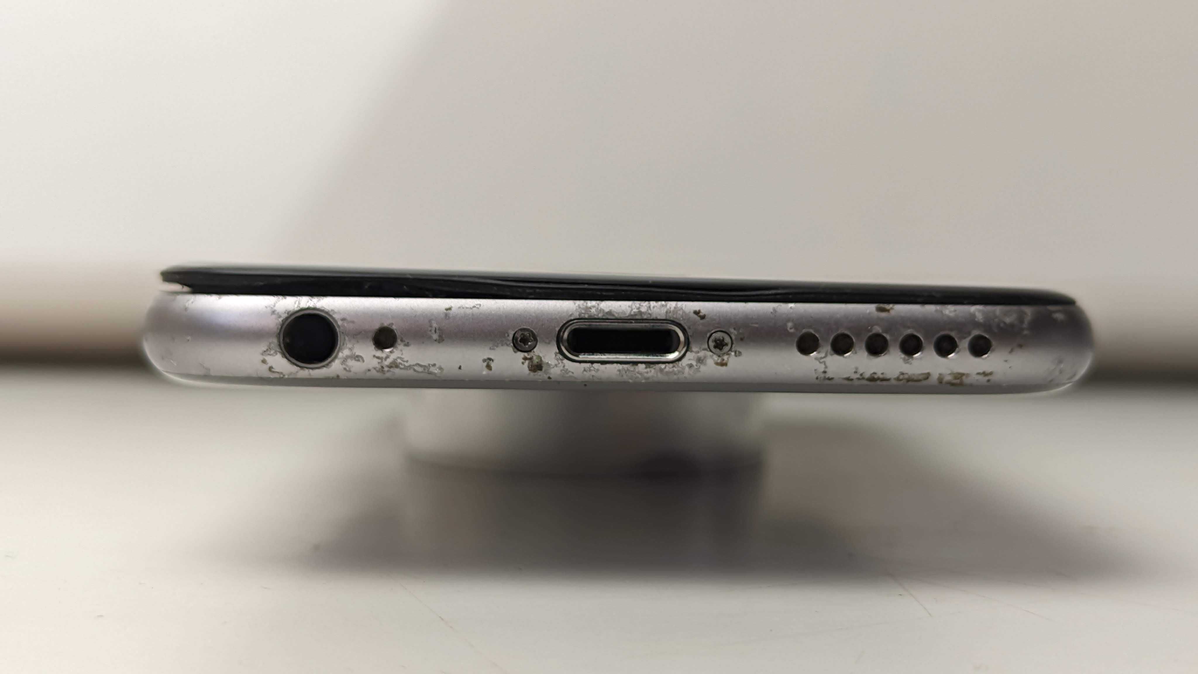 iPhone 6S com ecrã estragado (para arranjar ou para peças)
