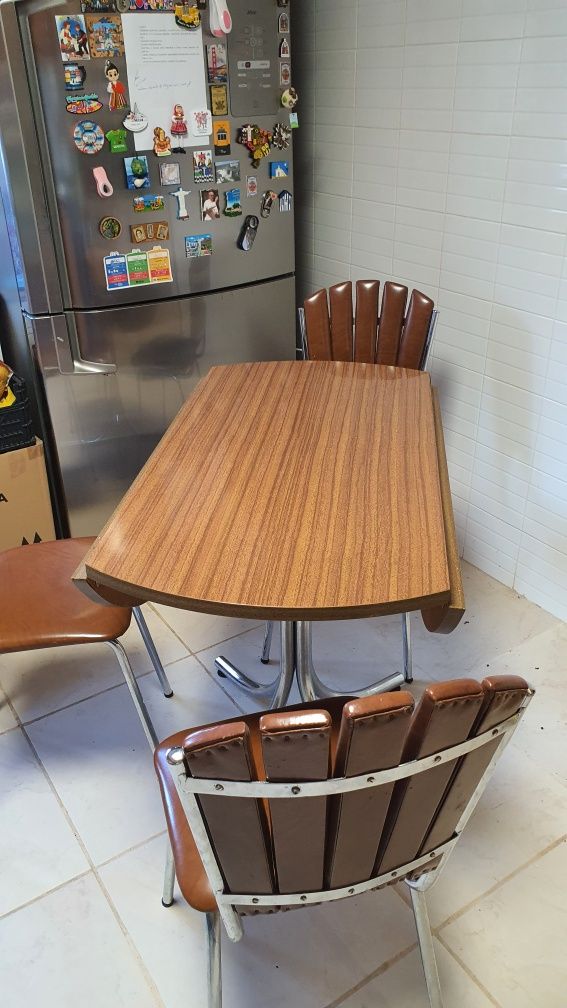 Vendo mesa com 4 cadeiras