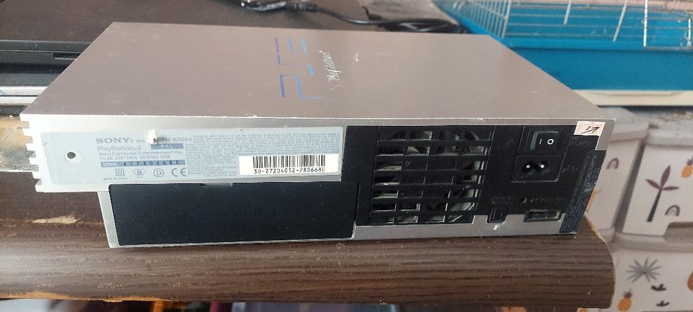 Konsola ps2 fat silver.