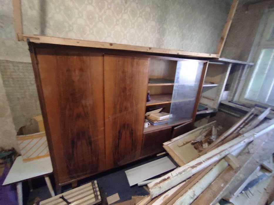 Отдам шкаф, дрова, банки, полки, старые двери с вход коробками