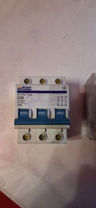 Автоматичний вимикач