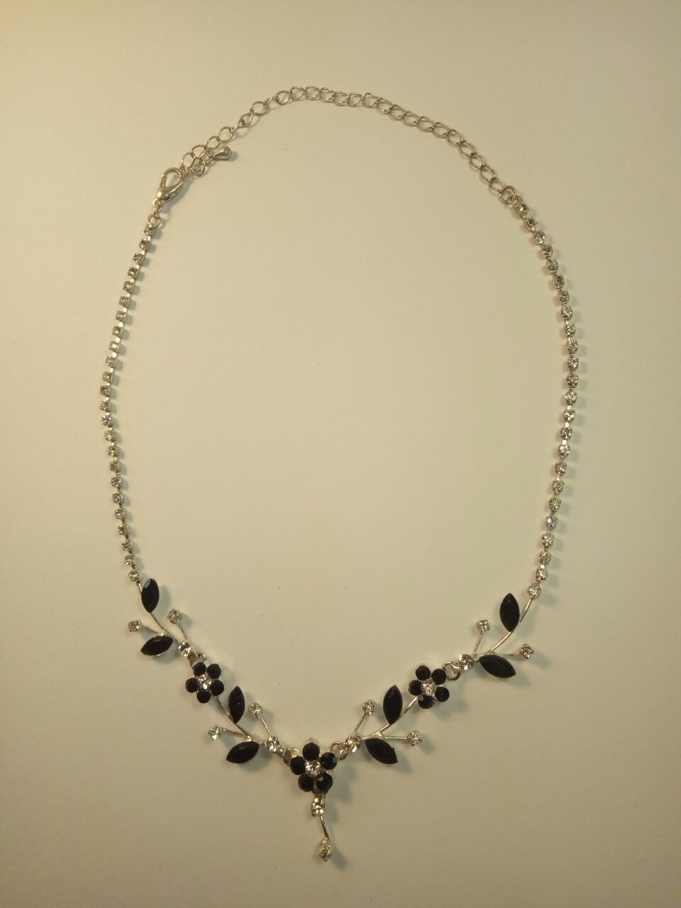 Ожерелье бижутерия с черными камешками
