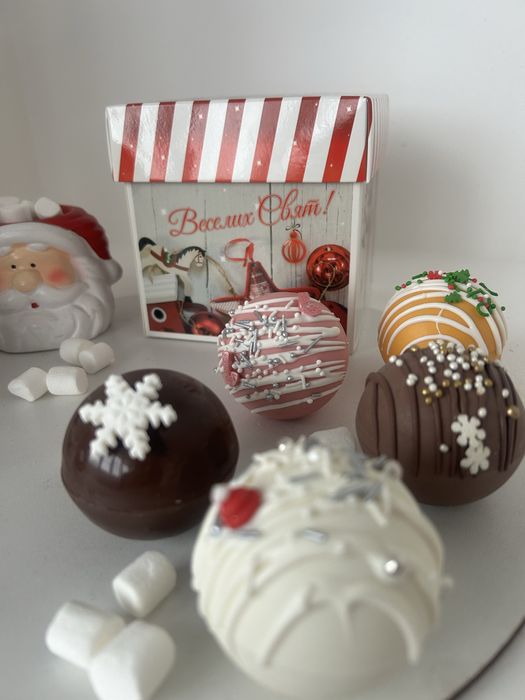 Новорічні подарунки цукерки печиво шоколадні кульки какао бомбочки