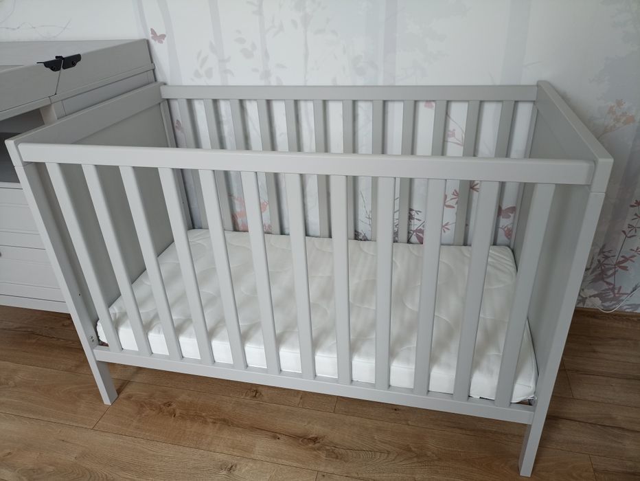 Łóżeczko Ikea Sundvik z materacem i akcesoriami