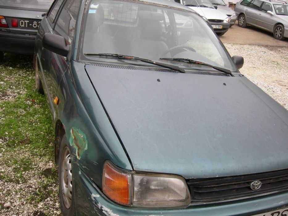 Dois Toyota Starlet para peças