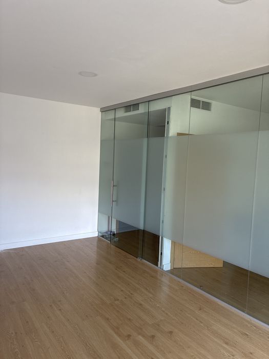 Vendo estrutura de vidro temperado com porta