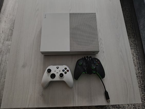 Xbox one s 1 Tb , 26 gier 2 pady